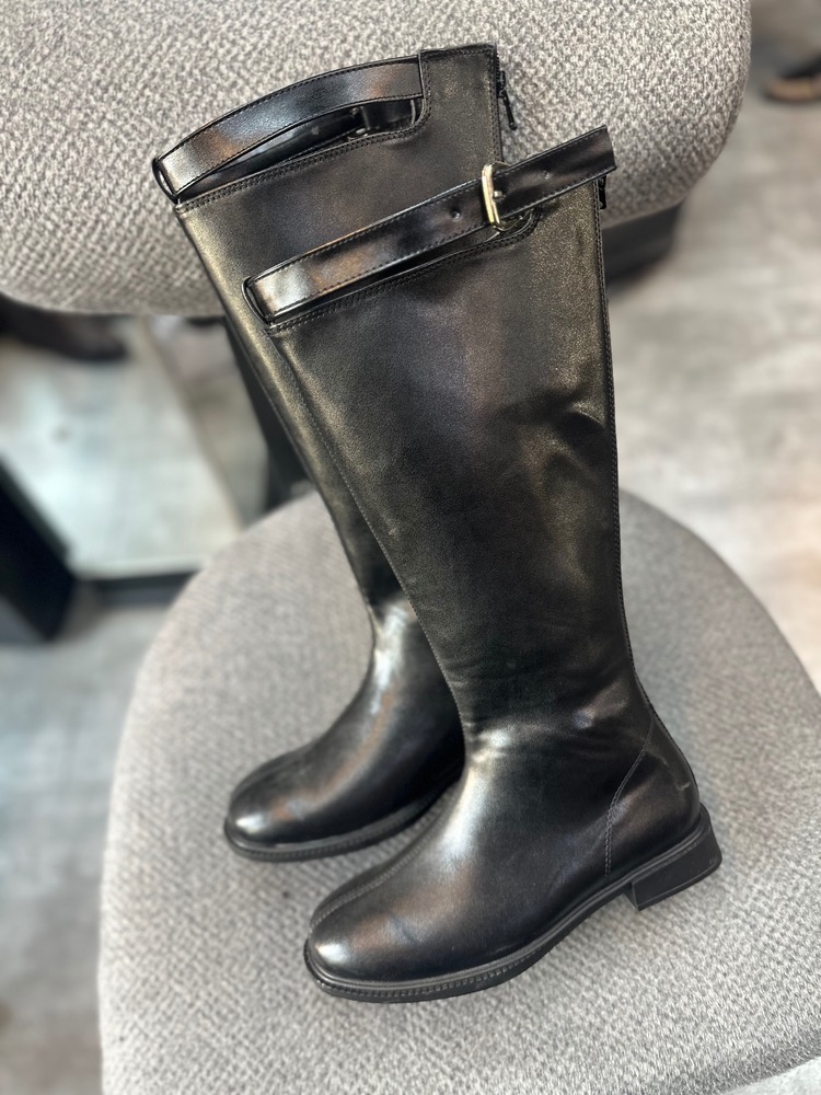 تصویر چکمه سوارکاری سگک دار 